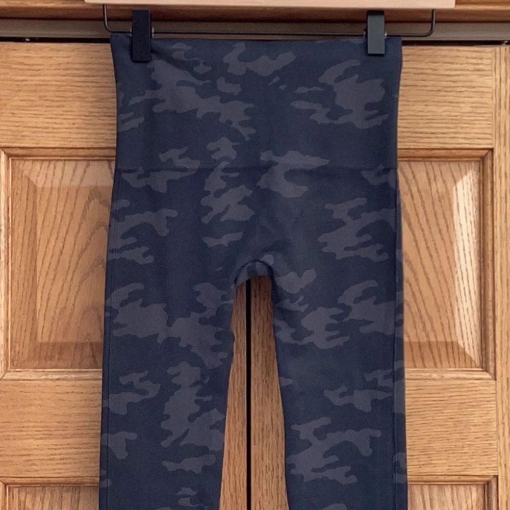 SPANX Black Camo seamless look at me now Leggings, women’s size small. 🌸NWT🌸